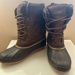 Khombu Annabel brown waterproof fleece lined insulated duck toe lace-up boots.